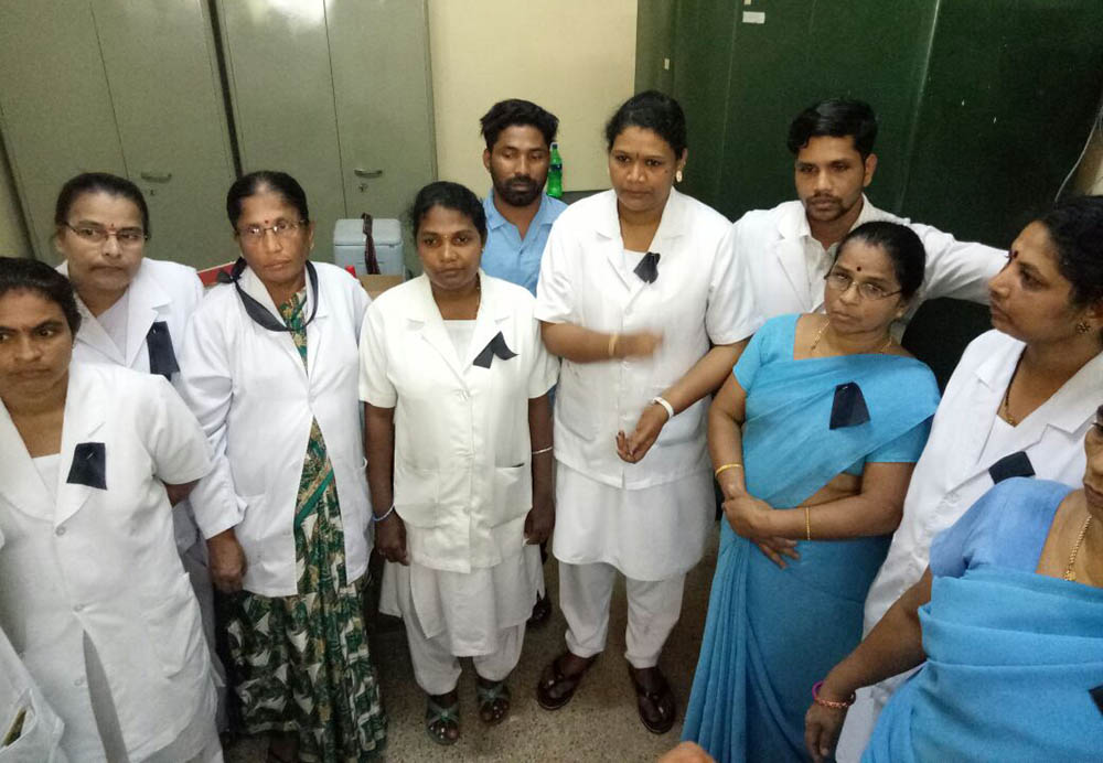 ಕುಂದಾಪುರ : ವೈದ್ಯಾಧಿಕಾರಿ ವಿರುದ್ಧ ಕಪ್ಪು ಪಟ್ಟಿ ಧರಿಸಿ ಸಿಬ್ಬಂದಿಗಳ ಪ್ರತಿಭಟನೆ